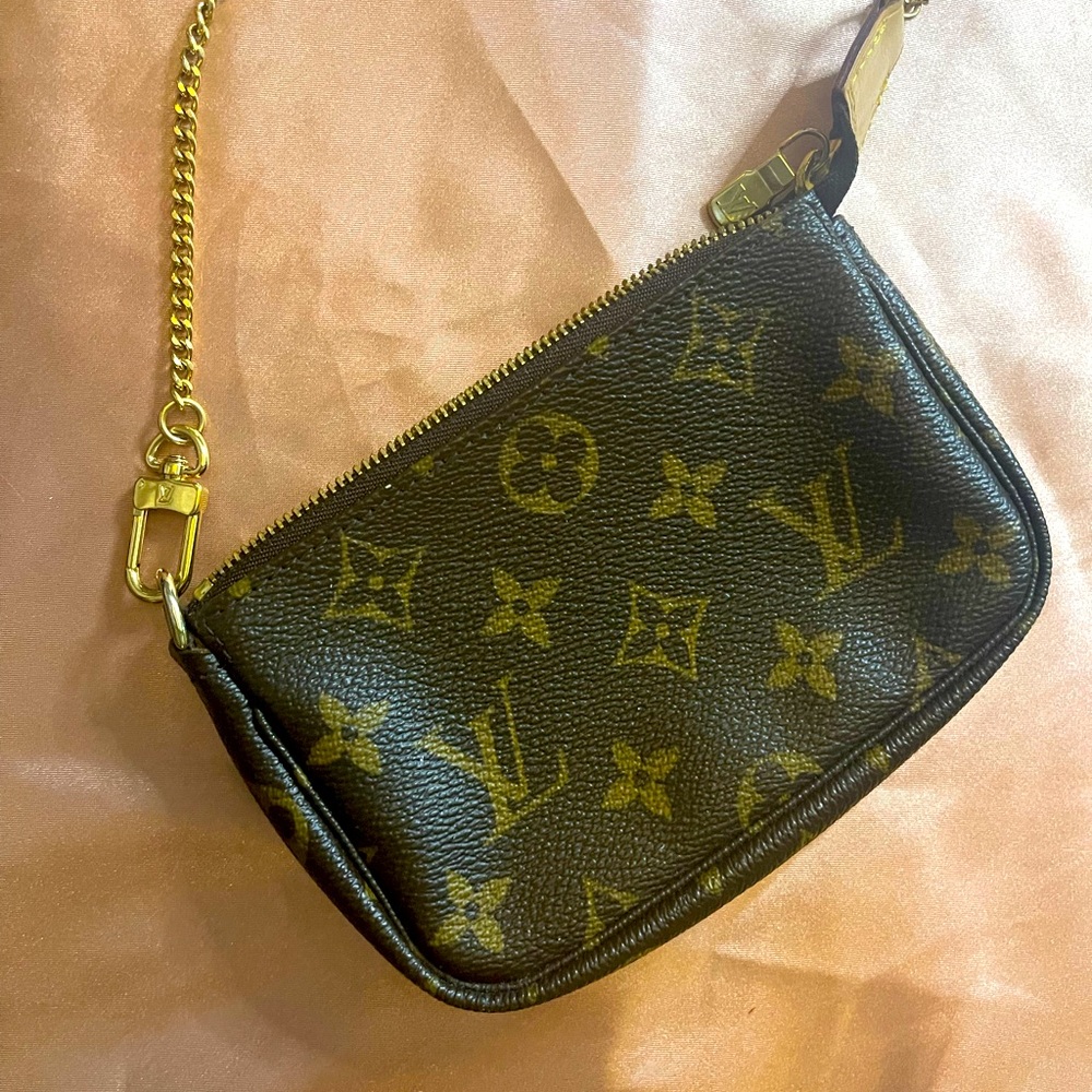 Louis Vuitton mini accessory purse. Pre-owned. excellent condition. AUTHENTIC